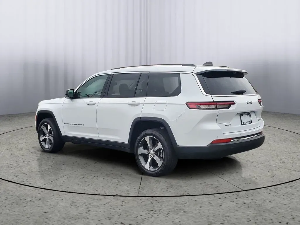 2023 Bright White Clearcoat /Global Black Jeep Grand Cherokee Limited (1C4RJKBG4P8) with an V6, 3.6L engine, 8-speed automatic transmission, located at 6064 Gull Rd, Kalamazoo, MI, 49048, (269) 222-0088, 42.328388, -85.512924 - **Unleash Your Adventurous Spirit with the 2023 Jeep Grand Cherokee L Limited 4WD!**<br /> <br /> Are you ready to elevate your family adventures, road trips, or weekend getaways? The 2023 Jeep Grand Cherokee L Limited 4WD is not just a vehicle; it's your passport to unforgettable experiences. Perfe - Photo#3