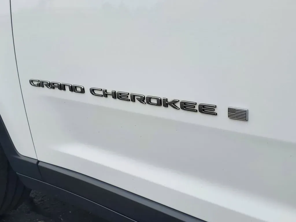 2023 Bright White Clearcoat /Global Black Jeep Grand Cherokee Limited (1C4RJKBG4P8) with an V6, 3.6L engine, 8-speed automatic transmission, located at 6064 Gull Rd, Kalamazoo, MI, 49048, (269) 222-0088, 42.328388, -85.512924 - **Unleash Your Adventurous Spirit with the 2023 Jeep Grand Cherokee L Limited 4WD!**<br /> <br /> Are you ready to elevate your family adventures, road trips, or weekend getaways? The 2023 Jeep Grand Cherokee L Limited 4WD is not just a vehicle; it's your passport to unforgettable experiences. Perfe - Photo#6