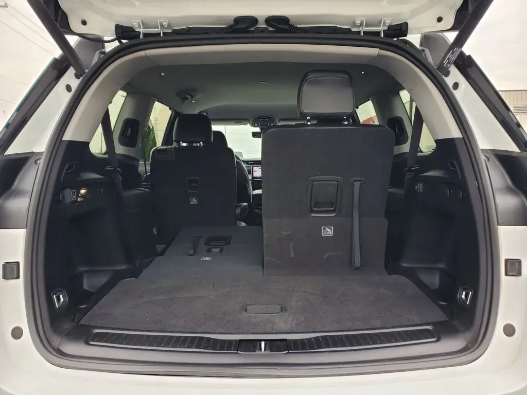 2023 Bright White Clearcoat /Global Black Jeep Grand Cherokee Limited (1C4RJKBG4P8) with an V6, 3.6L engine, 8-speed automatic transmission, located at 6064 Gull Rd, Kalamazoo, MI, 49048, (269) 222-0088, 42.328388, -85.512924 - **Unleash Your Adventurous Spirit with the 2023 Jeep Grand Cherokee L Limited 4WD!**<br /> <br /> Are you ready to elevate your family adventures, road trips, or weekend getaways? The 2023 Jeep Grand Cherokee L Limited 4WD is not just a vehicle; it's your passport to unforgettable experiences. Perfe - Photo#8