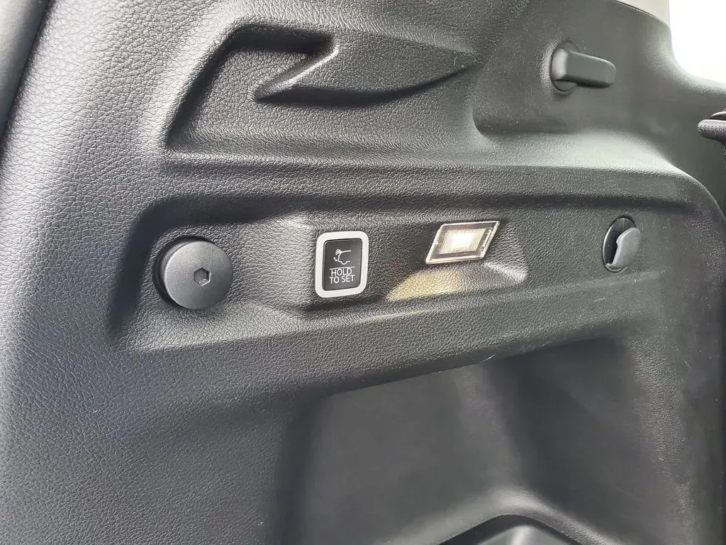 2023 Bright White Clearcoat /Global Black Jeep Grand Cherokee Limited (1C4RJKBG4P8) with an V6, 3.6L engine, 8-speed automatic transmission, located at 6064 Gull Rd, Kalamazoo, MI, 49048, (269) 222-0088, 42.328388, -85.512924 - **Unleash Your Adventurous Spirit with the 2023 Jeep Grand Cherokee L Limited 4WD!**<br /> <br /> Are you ready to elevate your family adventures, road trips, or weekend getaways? The 2023 Jeep Grand Cherokee L Limited 4WD is not just a vehicle; it's your passport to unforgettable experiences. Perfe - Photo#9