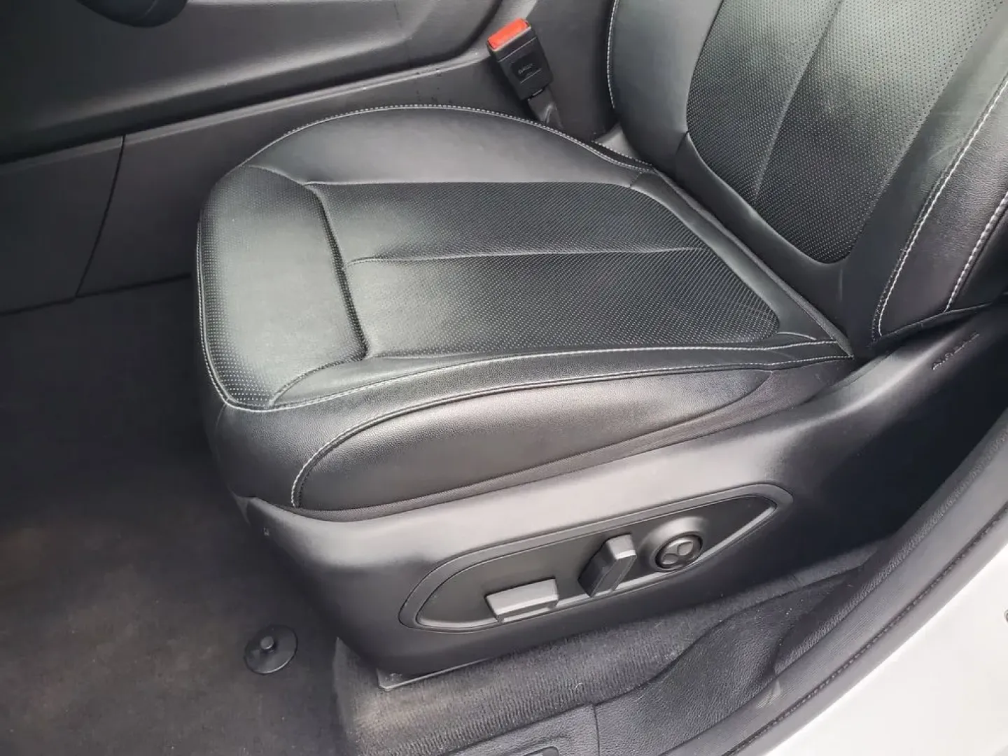 2023 Bright White Clearcoat /Global Black Jeep Grand Cherokee Limited (1C4RJKBG4P8) with an V6, 3.6L engine, 8-speed automatic transmission, located at 6064 Gull Rd, Kalamazoo, MI, 49048, (269) 222-0088, 42.328388, -85.512924 - **Unleash Your Adventurous Spirit with the 2023 Jeep Grand Cherokee L Limited 4WD!**<br /> <br /> Are you ready to elevate your family adventures, road trips, or weekend getaways? The 2023 Jeep Grand Cherokee L Limited 4WD is not just a vehicle; it's your passport to unforgettable experiences. Perfe - Photo#16