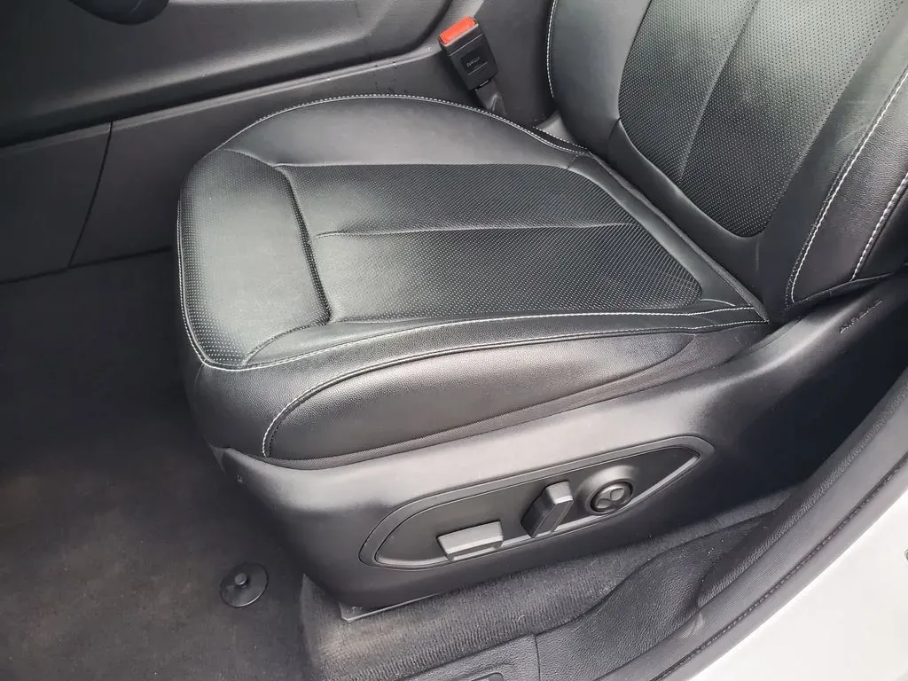 2023 Bright White Clearcoat /Global Black Jeep Grand Cherokee Limited (1C4RJKBG4P8) with an V6, 3.6L engine, 8-speed automatic transmission, located at 6064 Gull Rd, Kalamazoo, MI, 49048, (269) 222-0088, 42.328388, -85.512924 - **Unleash Your Adventurous Spirit with the 2023 Jeep Grand Cherokee L Limited 4WD!**<br /> <br /> Are you ready to elevate your family adventures, road trips, or weekend getaways? The 2023 Jeep Grand Cherokee L Limited 4WD is not just a vehicle; it's your passport to unforgettable experiences. Perfe - Photo#16