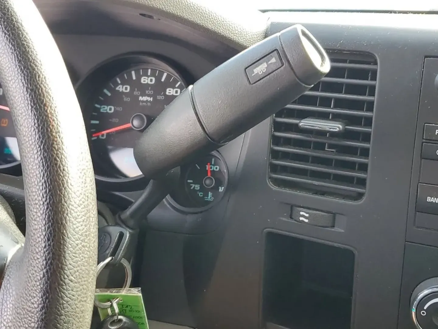 2009 Blue Granite Metallic /Dark Titanium Chevrolet Silverado Work Truck (1GCEK19C99Z) with an V8, 4.8L engine, 4-speed automatic transmission, located at 6064 Gull Rd, Kalamazoo, MI, 49048, (269) 222-0088, 42.328388, -85.512924 - Looking for the perfect pickup truck to elevate your weekend adventures or enhance your daily commutes? Look no further than this stunning 2009 Chevrolet Silverado Work Truck, available now at AutoMaxx in Kalamazoo, MI! Whether you need a dependable vehicle for family trips, hauling equipment, or si - Photo#17