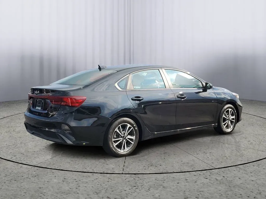 2024 Aurora Black /Black Kia Forte LXS (3KPF24AD8RE) with an 4 Cyl, 2.0L engine, CVT transmission, located at 6064 Gull Rd, Kalamazoo, MI, 49048, (269) 222-0088, 42.328388, -85.512924 - Explore the open road with confidence in this stunning 2024 Kia Forte, available now at AutoMaxx - Kalamazoo. This pre-owned sedan is the perfect blend of style, comfort, and advanced technology, making it an excellent choice for anyone from budget-conscious buyers to families seeking a reliable veh - Photo#4