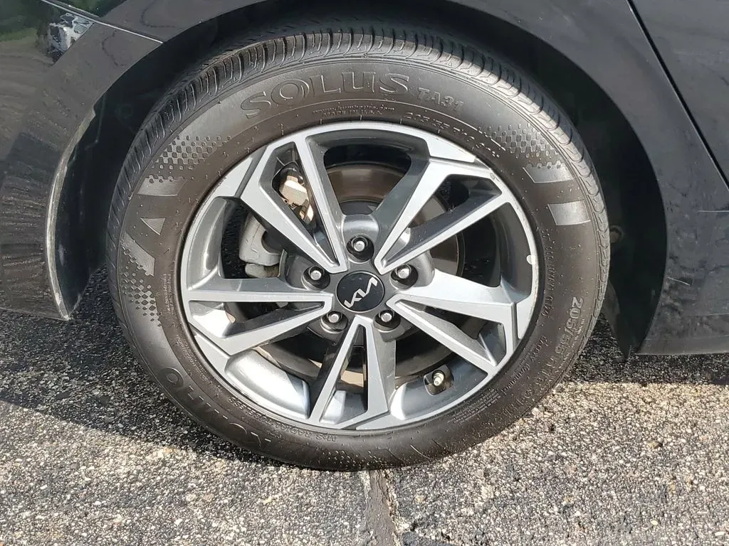 2024 Aurora Black /Black Kia Forte LXS (3KPF24AD8RE) with an 4 Cyl, 2.0L engine, CVT transmission, located at 6064 Gull Rd, Kalamazoo, MI, 49048, (269) 222-0088, 42.328388, -85.512924 - Explore the open road with confidence in this stunning 2024 Kia Forte, available now at AutoMaxx - Kalamazoo. This pre-owned sedan is the perfect blend of style, comfort, and advanced technology, making it an excellent choice for anyone from budget-conscious buyers to families seeking a reliable veh - Photo#5