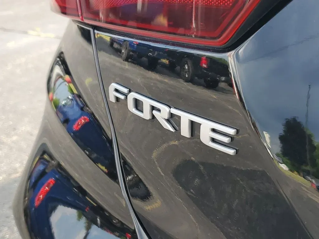 2024 Aurora Black /Black Kia Forte LXS (3KPF24AD8RE) with an 4 Cyl, 2.0L engine, CVT transmission, located at 6064 Gull Rd, Kalamazoo, MI, 49048, (269) 222-0088, 42.328388, -85.512924 - Explore the open road with confidence in this stunning 2024 Kia Forte, available now at AutoMaxx - Kalamazoo. This pre-owned sedan is the perfect blend of style, comfort, and advanced technology, making it an excellent choice for anyone from budget-conscious buyers to families seeking a reliable veh - Photo#6