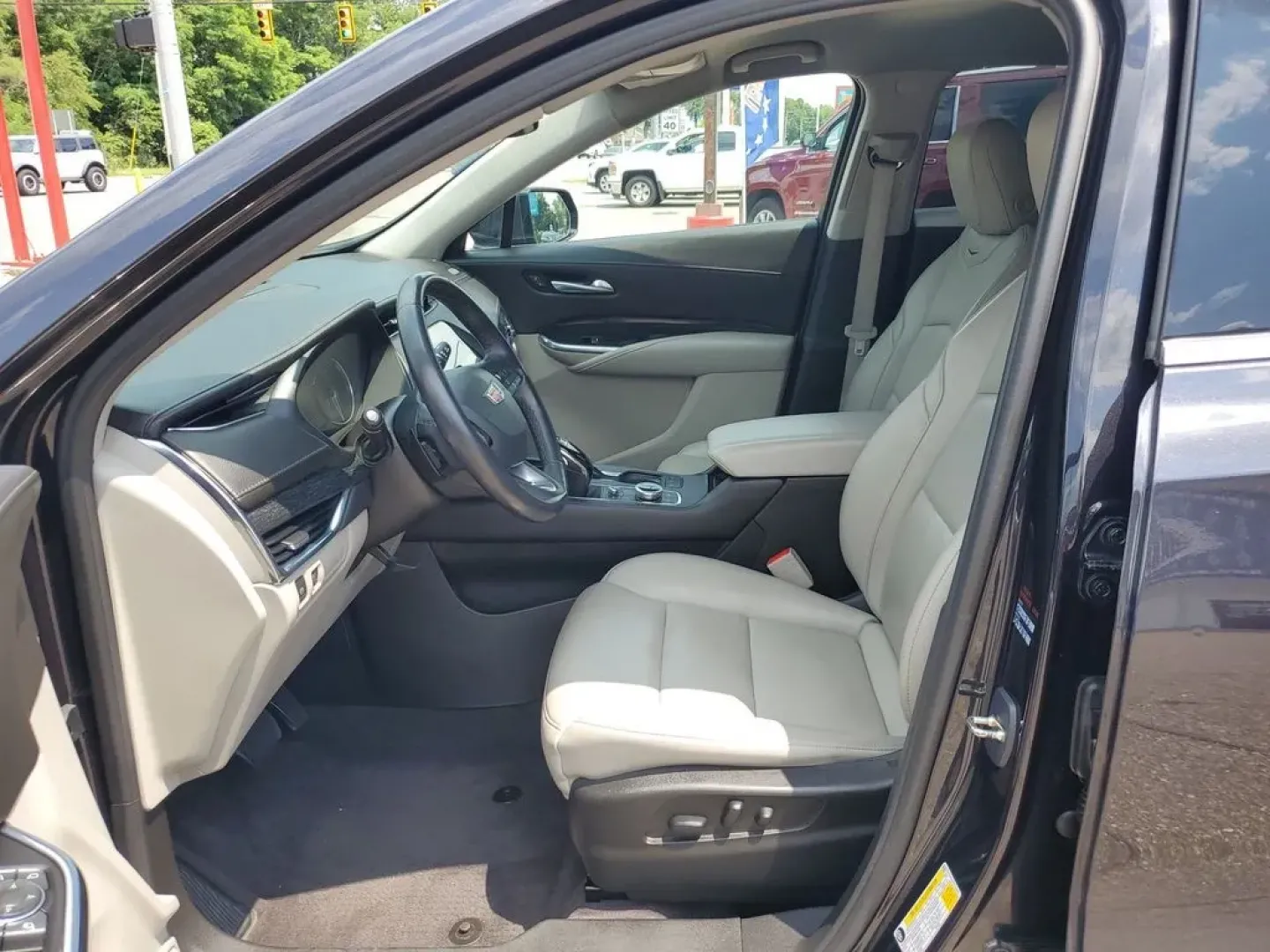 2023 Galactic Gray Metallic /Light Platinum/Jet Black Cadillac XT4 AWD Premium Luxury (1GYFZDR42PF) with an 4 Cyl, 2.0L engine, 9-speed automatic transmission, located at 6064 Gull Rd, Kalamazoo, MI, 49048, (269) 222-0088, 42.328388, -85.512924 - **Experience Luxury and Versatility with the 2023 Cadillac XT4 at AutoMaxx - Battle Creek!**<br /> <br /> Are you in search of an SUV that effortlessly combines luxury, performance, and practicality? Look no further than the stunning 2023 Cadillac XT4, now available at AutoMaxx, your premier pre-own - Photo#9