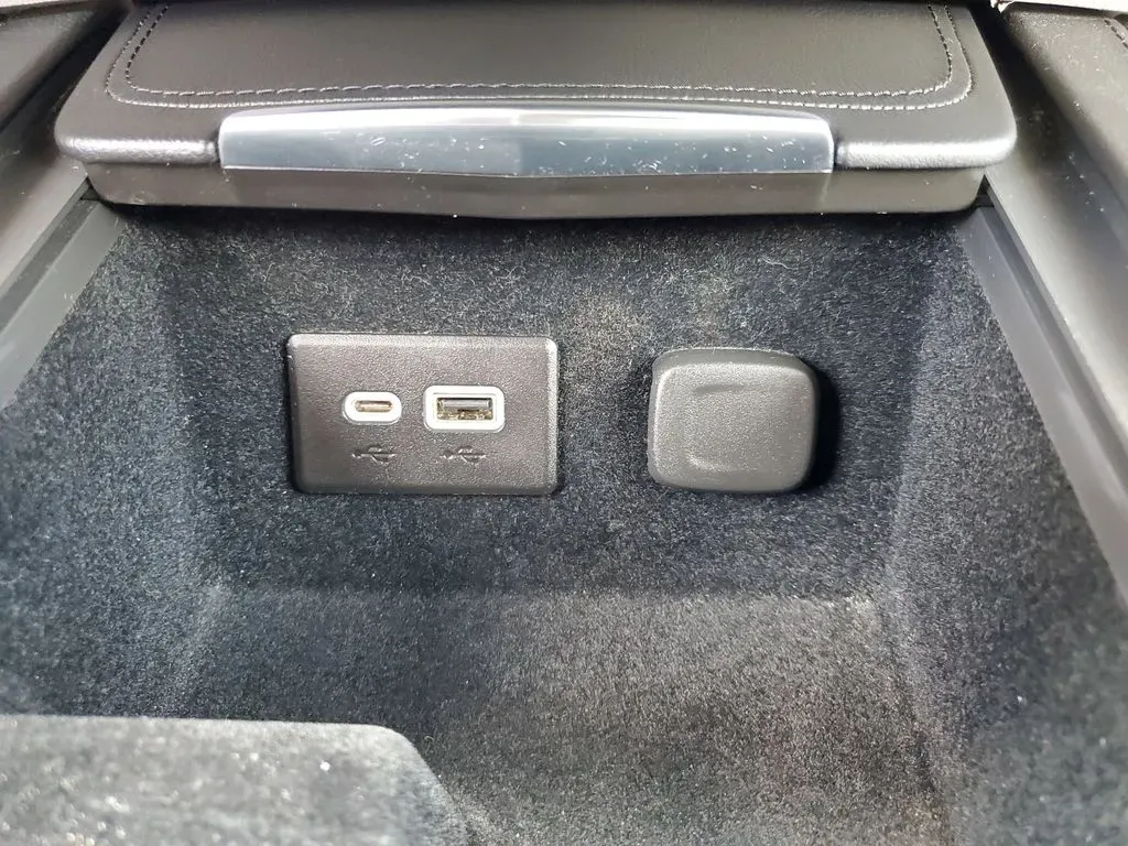 2023 Galactic Gray Metallic /Light Platinum/Jet Black Cadillac XT4 AWD Premium Luxury (1GYFZDR42PF) with an 4 Cyl, 2.0L engine, 9-speed automatic transmission, located at 6064 Gull Rd, Kalamazoo, MI, 49048, (269) 222-0088, 42.328388, -85.512924 - **Experience Luxury and Versatility with the 2023 Cadillac XT4 at AutoMaxx - Battle Creek!**<br /> <br /> Are you in search of an SUV that effortlessly combines luxury, performance, and practicality? Look no further than the stunning 2023 Cadillac XT4, now available at AutoMaxx, your premier pre-own - Photo#22