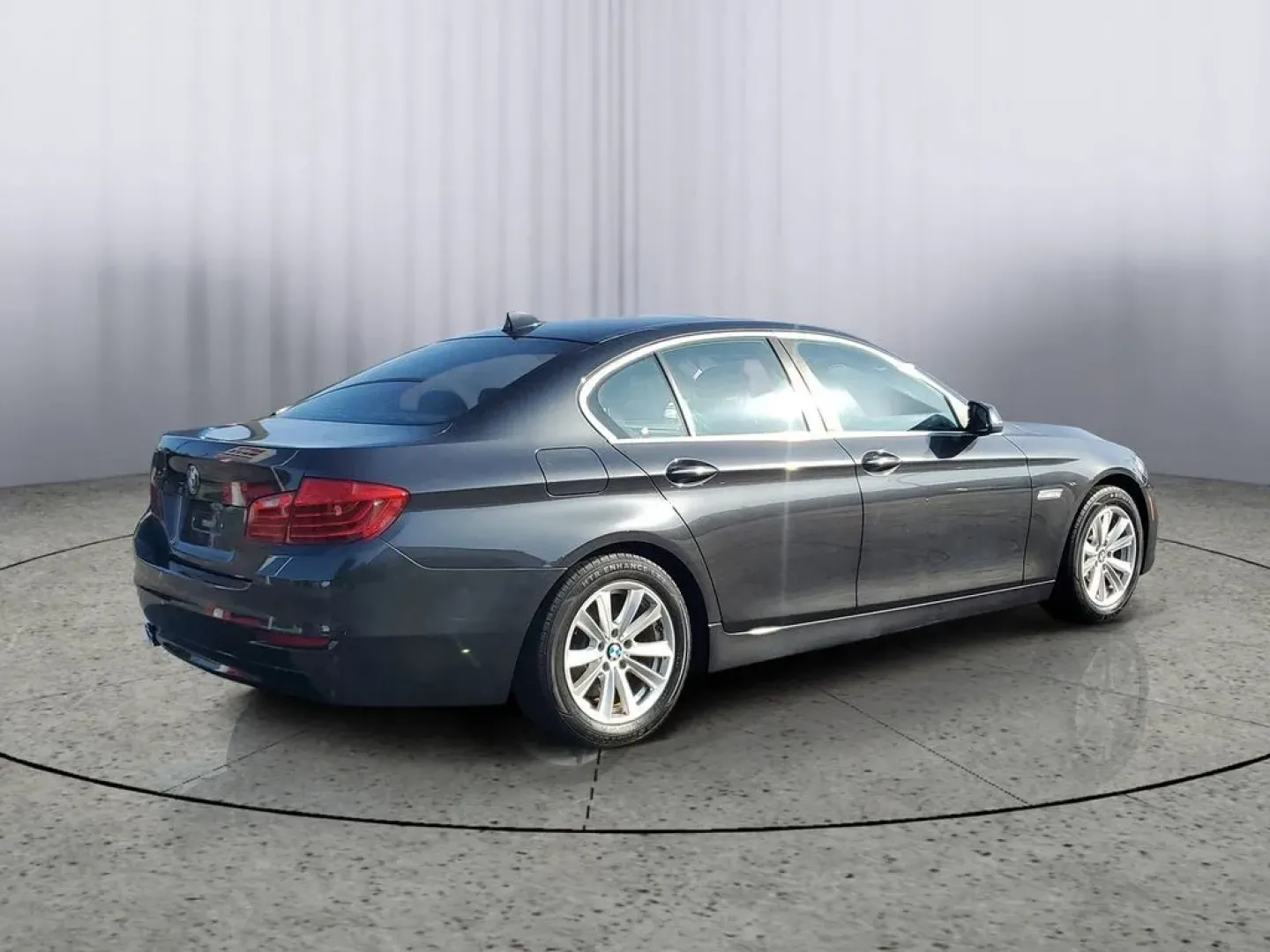 2016 Space Gray Metallic /BLACK BMW 5 series 528i (WBA5A5C55GG) with an 4 Cyl, 2.0L engine, 8-speed automatic transmission, located at 6064 Gull Rd, Kalamazoo, MI, 49048, (269) 222-0088, 42.328388, -85.512924 - Experience the perfect blend of luxury and practicality with this stunning 2016 BMW 5-Series 528i, available now at AutoMaxx - Kalamazoo! Picture yourself cruising through the vibrant streets of Kalamazoo, MI, whether you're commuting to work, enjoying a weekend getaway, or simply looking to elevate - Photo#4