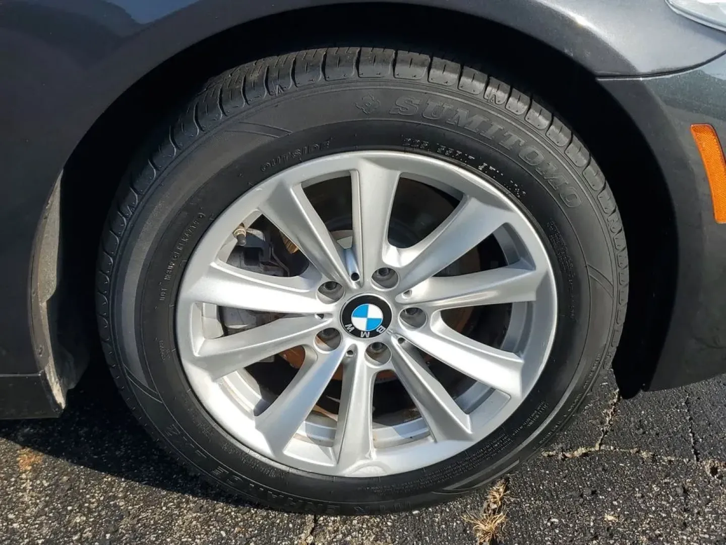 2016 Space Gray Metallic /BLACK BMW 5 series 528i (WBA5A5C55GG) with an 4 Cyl, 2.0L engine, 8-speed automatic transmission, located at 6064 Gull Rd, Kalamazoo, MI, 49048, (269) 222-0088, 42.328388, -85.512924 - Experience the perfect blend of luxury and practicality with this stunning 2016 BMW 5-Series 528i, available now at AutoMaxx - Kalamazoo! Picture yourself cruising through the vibrant streets of Kalamazoo, MI, whether you're commuting to work, enjoying a weekend getaway, or simply looking to elevate - Photo#5