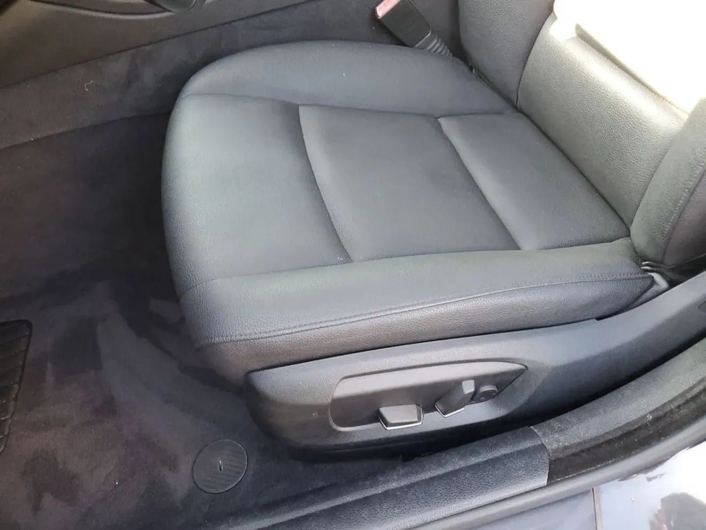2016 Space Gray Metallic /BLACK BMW 5 series 528i (WBA5A5C55GG) with an 4 Cyl, 2.0L engine, 8-speed automatic transmission, located at 6064 Gull Rd, Kalamazoo, MI, 49048, (269) 222-0088, 42.328388, -85.512924 - Experience the perfect blend of luxury and practicality with this stunning 2016 BMW 5-Series 528i, available now at AutoMaxx - Kalamazoo! Picture yourself cruising through the vibrant streets of Kalamazoo, MI, whether you're commuting to work, enjoying a weekend getaway, or simply looking to elevate - Photo#11