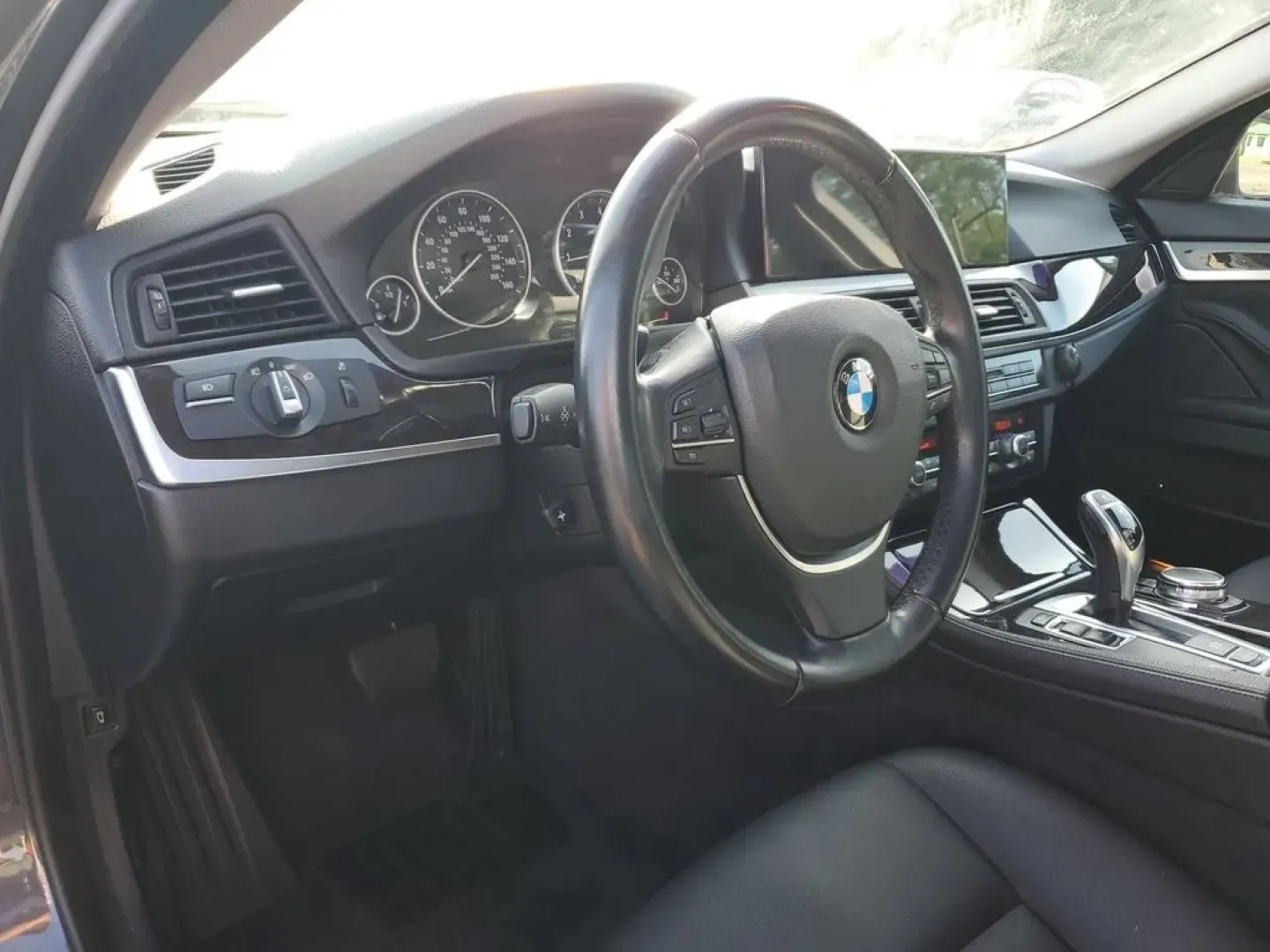 2016 Space Gray Metallic /BLACK BMW 5 series 528i (WBA5A5C55GG) with an 4 Cyl, 2.0L engine, 8-speed automatic transmission, located at 6064 Gull Rd, Kalamazoo, MI, 49048, (269) 222-0088, 42.328388, -85.512924 - Experience the perfect blend of luxury and practicality with this stunning 2016 BMW 5-Series 528i, available now at AutoMaxx - Kalamazoo! Picture yourself cruising through the vibrant streets of Kalamazoo, MI, whether you're commuting to work, enjoying a weekend getaway, or simply looking to elevate - Photo#13