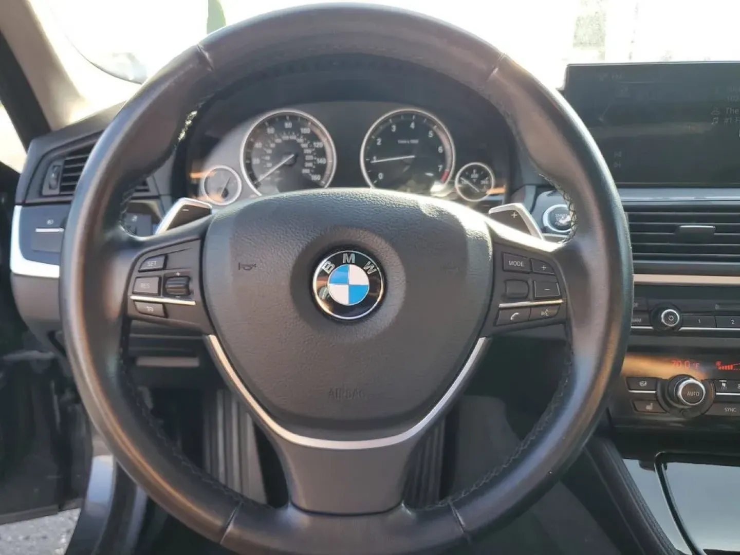 2016 Space Gray Metallic /BLACK BMW 5 series 528i (WBA5A5C55GG) with an 4 Cyl, 2.0L engine, 8-speed automatic transmission, located at 6064 Gull Rd, Kalamazoo, MI, 49048, (269) 222-0088, 42.328388, -85.512924 - Experience the perfect blend of luxury and practicality with this stunning 2016 BMW 5-Series 528i, available now at AutoMaxx - Kalamazoo! Picture yourself cruising through the vibrant streets of Kalamazoo, MI, whether you're commuting to work, enjoying a weekend getaway, or simply looking to elevate - Photo#16