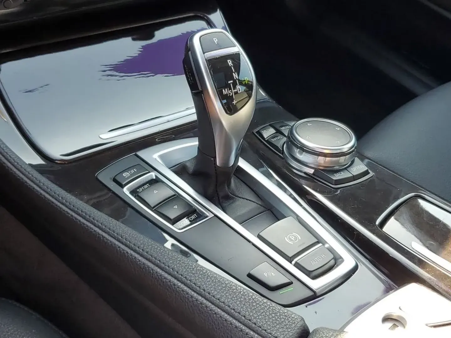 2016 Space Gray Metallic /BLACK BMW 5 series 528i (WBA5A5C55GG) with an 4 Cyl, 2.0L engine, 8-speed automatic transmission, located at 6064 Gull Rd, Kalamazoo, MI, 49048, (269) 222-0088, 42.328388, -85.512924 - Experience the perfect blend of luxury and practicality with this stunning 2016 BMW 5-Series 528i, available now at AutoMaxx - Kalamazoo! Picture yourself cruising through the vibrant streets of Kalamazoo, MI, whether you're commuting to work, enjoying a weekend getaway, or simply looking to elevate - Photo#23