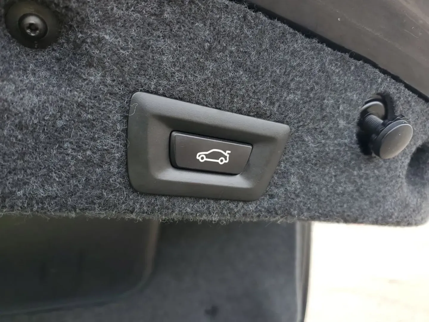 2016 Space Gray Metallic /Black BMW 5 series 528i (WBA5A5C55GG) with an 4 Cyl, 2.0L engine, 8-speed automatic transmission, located at 6064 Gull Rd, Kalamazoo, MI, 49048, (269) 222-0088, 42.328388, -85.512924 - **Discover the Perfect Blend of Luxury and Performance with the 2016 BMW 528i Your Ideal Daily Driver!**<br /> <br /> Are you on the hunt for a luxurious yet practical vehicle that enhances your daily commute while offering the performance you crave? Look no further than the stunning 2016 BMW 528i, - Photo#6