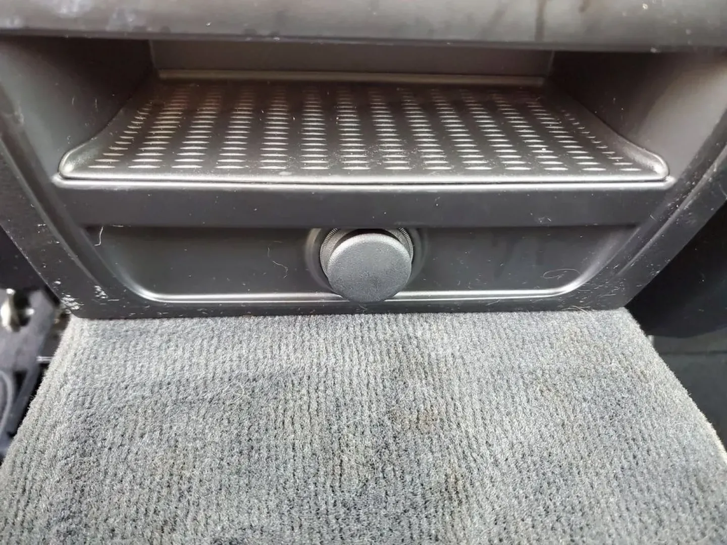 2016 Space Gray Metallic /Black BMW 5 series 528i (WBA5A5C55GG) with an 4 Cyl, 2.0L engine, 8-speed automatic transmission, located at 6064 Gull Rd, Kalamazoo, MI, 49048, (269) 222-0088, 42.328388, -85.512924 - **Discover the Perfect Blend of Luxury and Performance with the 2016 BMW 528i Your Ideal Daily Driver!**<br /> <br /> Are you on the hunt for a luxurious yet practical vehicle that enhances your daily commute while offering the performance you crave? Look no further than the stunning 2016 BMW 528i, - Photo#9