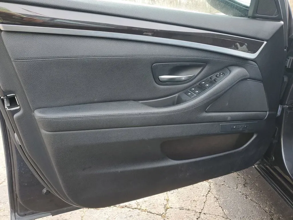 2016 Space Gray Metallic /Black BMW 5 series 528i (WBA5A5C55GG) with an 4 Cyl, 2.0L engine, 8-speed automatic transmission, located at 6064 Gull Rd, Kalamazoo, MI, 49048, (269) 222-0088, 42.328388, -85.512924 - **Discover the Perfect Blend of Luxury and Performance with the 2016 BMW 528i Your Ideal Daily Driver!**<br /> <br /> Are you on the hunt for a luxurious yet practical vehicle that enhances your daily commute while offering the performance you crave? Look no further than the stunning 2016 BMW 528i, - Photo#10