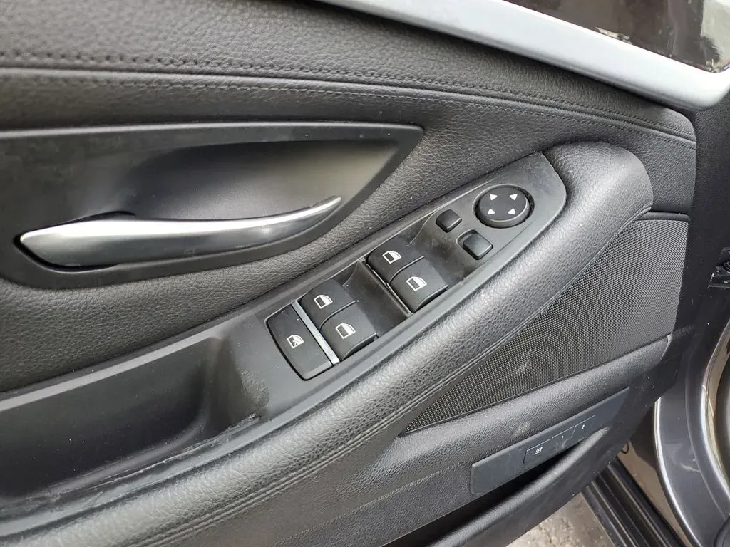 2016 Space Gray Metallic /Black BMW 5 series 528i (WBA5A5C55GG) with an 4 Cyl, 2.0L engine, 8-speed automatic transmission, located at 6064 Gull Rd, Kalamazoo, MI, 49048, (269) 222-0088, 42.328388, -85.512924 - **Discover the Perfect Blend of Luxury and Performance with the 2016 BMW 528i Your Ideal Daily Driver!**<br /> <br /> Are you on the hunt for a luxurious yet practical vehicle that enhances your daily commute while offering the performance you crave? Look no further than the stunning 2016 BMW 528i, - Photo#11