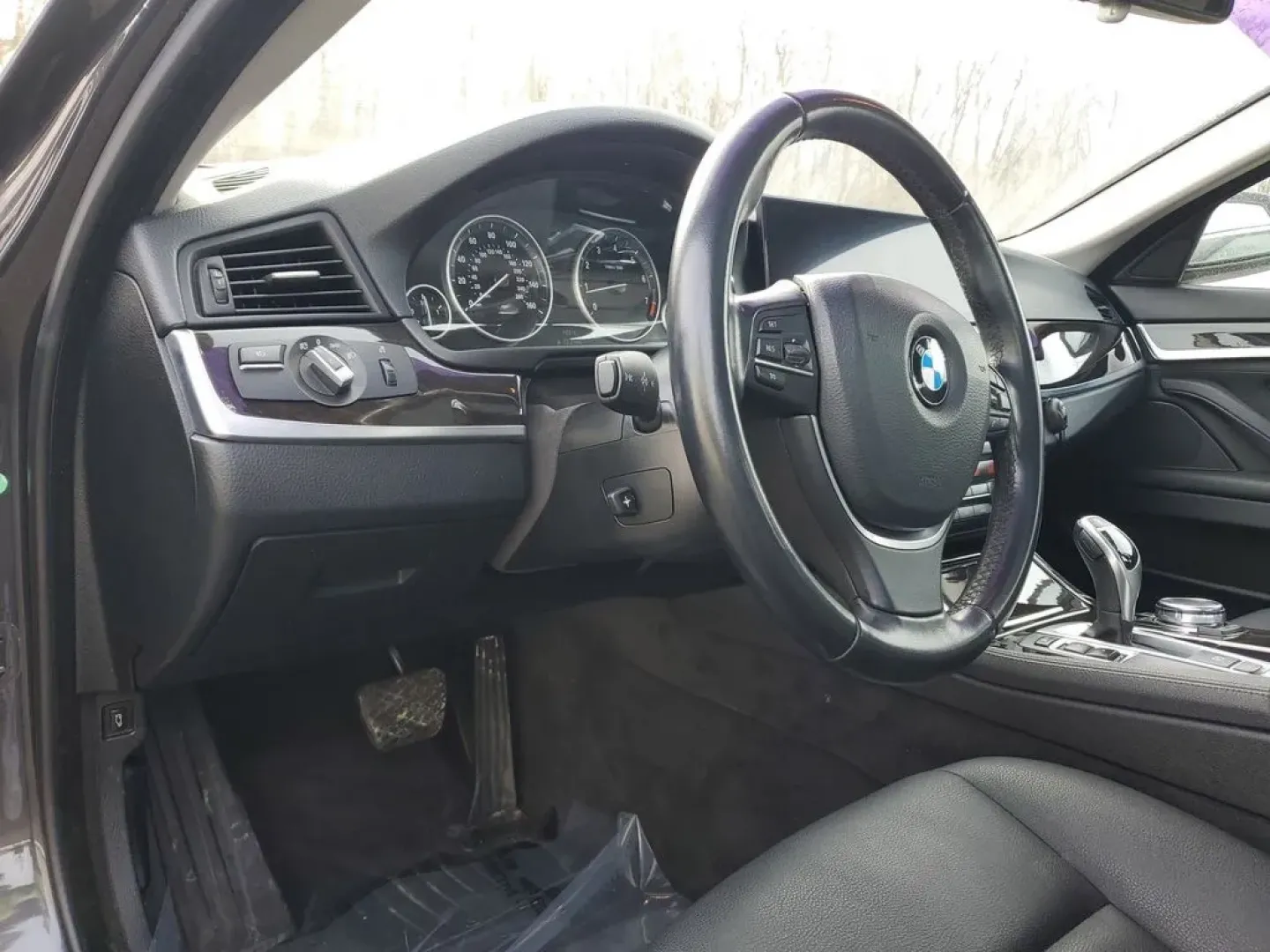 2016 Space Gray Metallic /Black BMW 5 series 528i (WBA5A5C55GG) with an 4 Cyl, 2.0L engine, 8-speed automatic transmission, located at 6064 Gull Rd, Kalamazoo, MI, 49048, (269) 222-0088, 42.328388, -85.512924 - **Discover the Perfect Blend of Luxury and Performance with the 2016 BMW 528i Your Ideal Daily Driver!**<br /> <br /> Are you on the hunt for a luxurious yet practical vehicle that enhances your daily commute while offering the performance you crave? Look no further than the stunning 2016 BMW 528i, - Photo#15