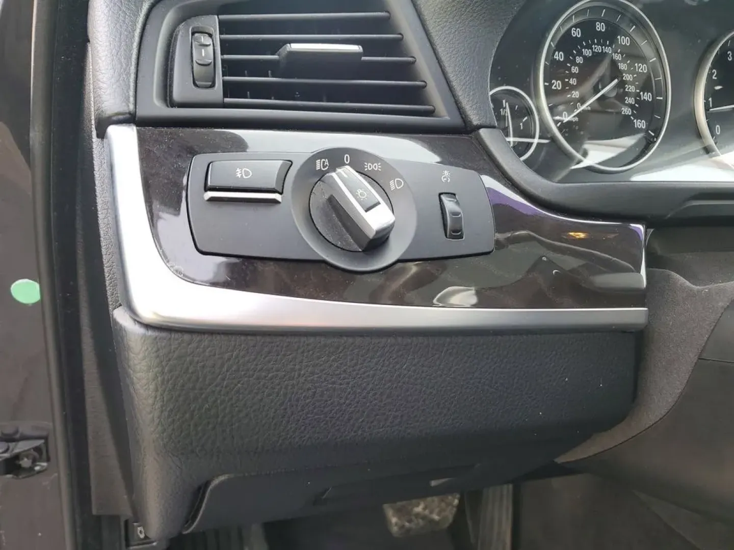 2016 Space Gray Metallic /Black BMW 5 series 528i (WBA5A5C55GG) with an 4 Cyl, 2.0L engine, 8-speed automatic transmission, located at 6064 Gull Rd, Kalamazoo, MI, 49048, (269) 222-0088, 42.328388, -85.512924 - **Discover the Perfect Blend of Luxury and Performance with the 2016 BMW 528i Your Ideal Daily Driver!**<br /> <br /> Are you on the hunt for a luxurious yet practical vehicle that enhances your daily commute while offering the performance you crave? Look no further than the stunning 2016 BMW 528i, - Photo#16