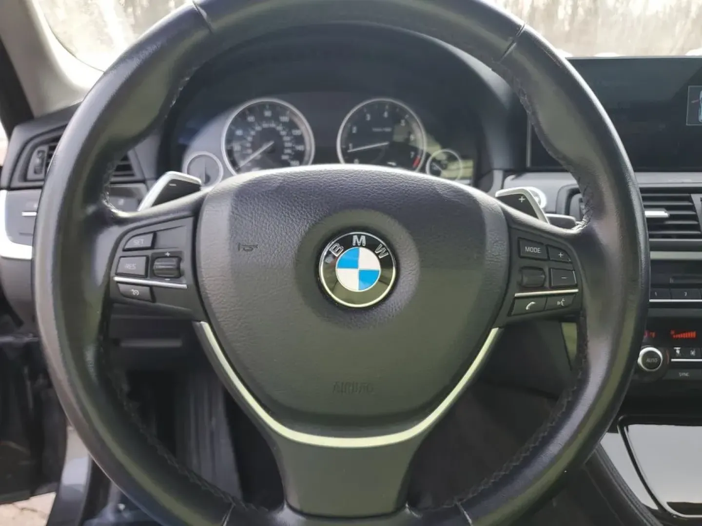 2016 Space Gray Metallic /Black BMW 5 series 528i (WBA5A5C55GG) with an 4 Cyl, 2.0L engine, 8-speed automatic transmission, located at 6064 Gull Rd, Kalamazoo, MI, 49048, (269) 222-0088, 42.328388, -85.512924 - **Discover the Perfect Blend of Luxury and Performance with the 2016 BMW 528i Your Ideal Daily Driver!**<br /> <br /> Are you on the hunt for a luxurious yet practical vehicle that enhances your daily commute while offering the performance you crave? Look no further than the stunning 2016 BMW 528i, - Photo#17