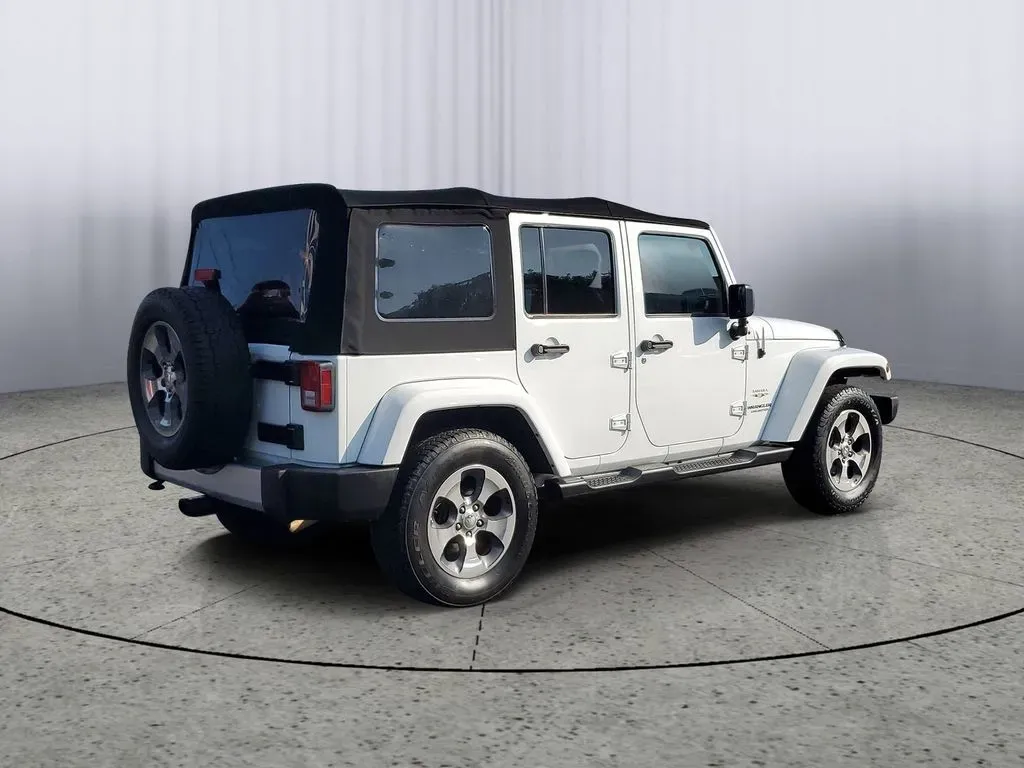 2017 Bright White Clearcoat /Dark Olive/Black Jeep Wrangler Sahara (1C4HJWEG6HL) with an V6, 3.6L engine, 6-speed automatic transmission, located at 6064 Gull Rd, Kalamazoo, MI, 49048, (269) 222-0088, 42.328388, -85.512924 - ### Experience Adventure with the 2017 Jeep Wrangler Unlimited Sahara 4WD at AutoMaxx - Kalamazoo!<br /> <br /> Are you ready to take your adventures off the beaten path? Whether you're a weekend warrior looking for thrilling road trips or a growing family seeking the perfect SUV for all your escapa - Photo#4