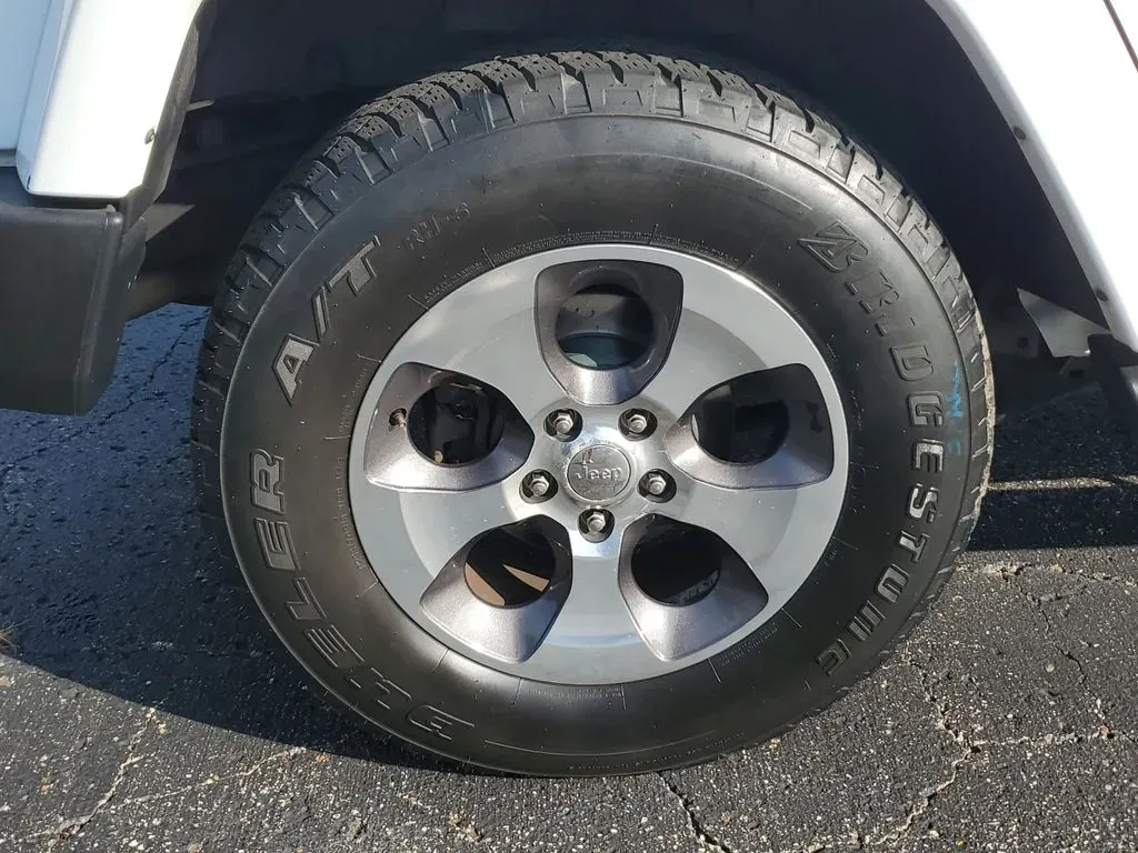 2017 Bright White Clearcoat /Dark Olive/Black Jeep Wrangler Sahara (1C4HJWEG6HL) with an V6, 3.6L engine, 6-speed automatic transmission, located at 6064 Gull Rd, Kalamazoo, MI, 49048, (269) 222-0088, 42.328388, -85.512924 - ### Experience Adventure with the 2017 Jeep Wrangler Unlimited Sahara 4WD at AutoMaxx - Kalamazoo!<br /> <br /> Are you ready to take your adventures off the beaten path? Whether you're a weekend warrior looking for thrilling road trips or a growing family seeking the perfect SUV for all your escapa - Photo#5