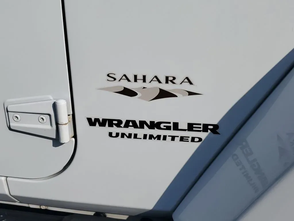 2017 Bright White Clearcoat /Dark Olive/Black Jeep Wrangler Sahara (1C4HJWEG6HL) with an V6, 3.6L engine, 6-speed automatic transmission, located at 6064 Gull Rd, Kalamazoo, MI, 49048, (269) 222-0088, 42.328388, -85.512924 - ### Experience Adventure with the 2017 Jeep Wrangler Unlimited Sahara 4WD at AutoMaxx - Kalamazoo!<br /> <br /> Are you ready to take your adventures off the beaten path? Whether you're a weekend warrior looking for thrilling road trips or a growing family seeking the perfect SUV for all your escapa - Photo#6