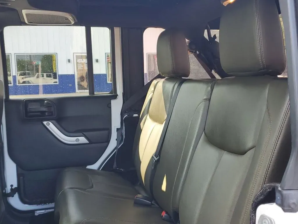 2017 Bright White Clearcoat /Dark Olive/Black Jeep Wrangler Sahara (1C4HJWEG6HL) with an V6, 3.6L engine, 6-speed automatic transmission, located at 6064 Gull Rd, Kalamazoo, MI, 49048, (269) 222-0088, 42.328388, -85.512924 - ### Experience Adventure with the 2017 Jeep Wrangler Unlimited Sahara 4WD at AutoMaxx - Kalamazoo!<br /> <br /> Are you ready to take your adventures off the beaten path? Whether you're a weekend warrior looking for thrilling road trips or a growing family seeking the perfect SUV for all your escapa - Photo#8