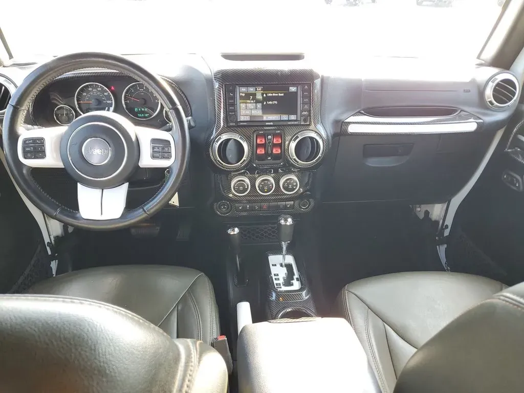 2017 Bright White Clearcoat /Dark Olive/Black Jeep Wrangler Sahara (1C4HJWEG6HL) with an V6, 3.6L engine, 6-speed automatic transmission, located at 6064 Gull Rd, Kalamazoo, MI, 49048, (269) 222-0088, 42.328388, -85.512924 - ### Experience Adventure with the 2017 Jeep Wrangler Unlimited Sahara 4WD at AutoMaxx - Kalamazoo!<br /> <br /> Are you ready to take your adventures off the beaten path? Whether you're a weekend warrior looking for thrilling road trips or a growing family seeking the perfect SUV for all your escapa - Photo#9