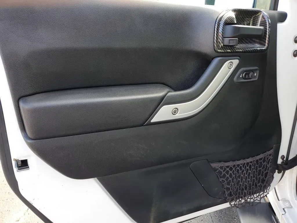 2017 Bright White Clearcoat /Dark Olive/Black Jeep Wrangler Sahara (1C4HJWEG6HL) with an V6, 3.6L engine, 6-speed automatic transmission, located at 6064 Gull Rd, Kalamazoo, MI, 49048, (269) 222-0088, 42.328388, -85.512924 - ### Experience Adventure with the 2017 Jeep Wrangler Unlimited Sahara 4WD at AutoMaxx - Kalamazoo!<br /> <br /> Are you ready to take your adventures off the beaten path? Whether you're a weekend warrior looking for thrilling road trips or a growing family seeking the perfect SUV for all your escapa - Photo#10