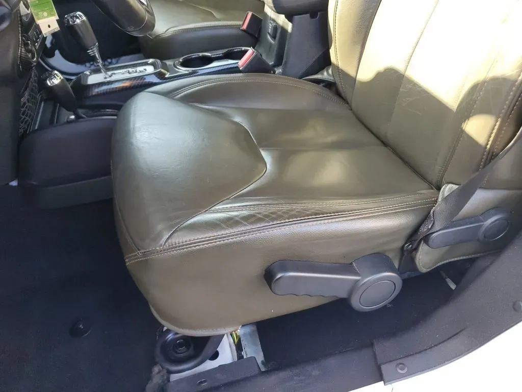 2017 Bright White Clearcoat /Dark Olive/Black Jeep Wrangler Sahara (1C4HJWEG6HL) with an V6, 3.6L engine, 6-speed automatic transmission, located at 6064 Gull Rd, Kalamazoo, MI, 49048, (269) 222-0088, 42.328388, -85.512924 - ### Experience Adventure with the 2017 Jeep Wrangler Unlimited Sahara 4WD at AutoMaxx - Kalamazoo!<br /> <br /> Are you ready to take your adventures off the beaten path? Whether you're a weekend warrior looking for thrilling road trips or a growing family seeking the perfect SUV for all your escapa - Photo#11