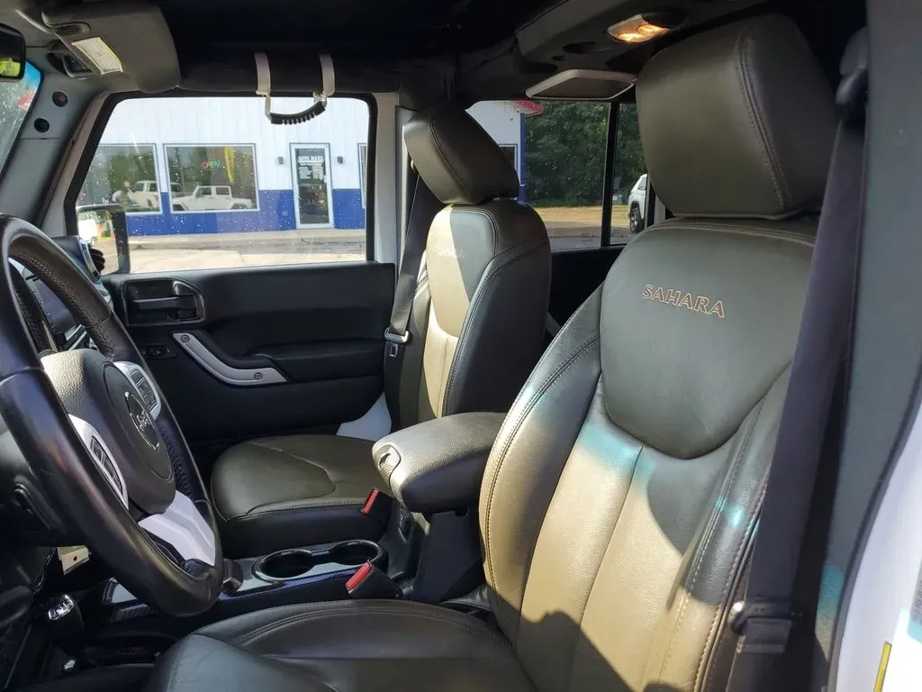 2017 Bright White Clearcoat /Dark Olive/Black Jeep Wrangler Sahara (1C4HJWEG6HL) with an V6, 3.6L engine, 6-speed automatic transmission, located at 6064 Gull Rd, Kalamazoo, MI, 49048, (269) 222-0088, 42.328388, -85.512924 - ### Experience Adventure with the 2017 Jeep Wrangler Unlimited Sahara 4WD at AutoMaxx - Kalamazoo!<br /> <br /> Are you ready to take your adventures off the beaten path? Whether you're a weekend warrior looking for thrilling road trips or a growing family seeking the perfect SUV for all your escapa - Photo#12