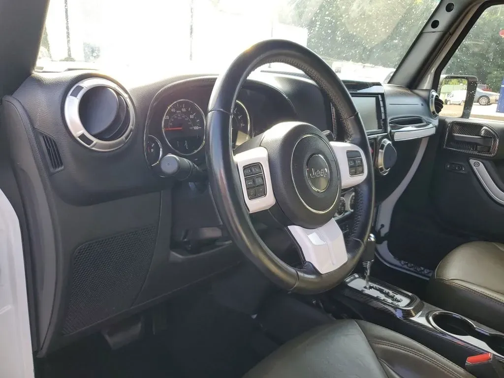 2017 Bright White Clearcoat /Dark Olive/Black Jeep Wrangler Sahara (1C4HJWEG6HL) with an V6, 3.6L engine, 6-speed automatic transmission, located at 6064 Gull Rd, Kalamazoo, MI, 49048, (269) 222-0088, 42.328388, -85.512924 - ### Experience Adventure with the 2017 Jeep Wrangler Unlimited Sahara 4WD at AutoMaxx - Kalamazoo!<br /> <br /> Are you ready to take your adventures off the beaten path? Whether you're a weekend warrior looking for thrilling road trips or a growing family seeking the perfect SUV for all your escapa - Photo#13