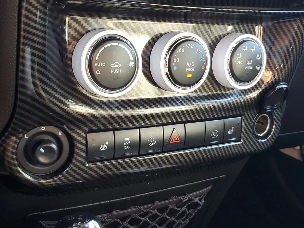 2017 Bright White Clearcoat /Dark Olive/Black Jeep Wrangler Sahara (1C4HJWEG6HL) with an V6, 3.6L engine, 6-speed automatic transmission, located at 6064 Gull Rd, Kalamazoo, MI, 49048, (269) 222-0088, 42.328388, -85.512924 - ### Experience Adventure with the 2017 Jeep Wrangler Unlimited Sahara 4WD at AutoMaxx - Kalamazoo!<br /> <br /> Are you ready to take your adventures off the beaten path? Whether you're a weekend warrior looking for thrilling road trips or a growing family seeking the perfect SUV for all your escapa - Photo#21