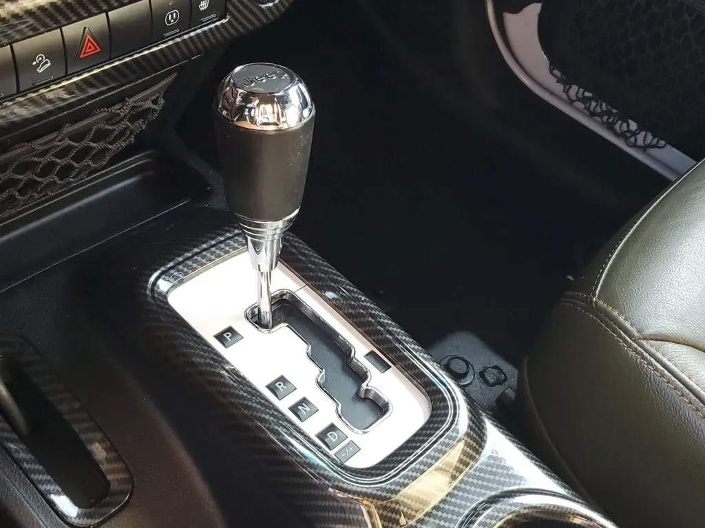 2017 Bright White Clearcoat /Dark Olive/Black Jeep Wrangler Sahara (1C4HJWEG6HL) with an V6, 3.6L engine, 6-speed automatic transmission, located at 6064 Gull Rd, Kalamazoo, MI, 49048, (269) 222-0088, 42.328388, -85.512924 - ### Experience Adventure with the 2017 Jeep Wrangler Unlimited Sahara 4WD at AutoMaxx - Kalamazoo!<br /> <br /> Are you ready to take your adventures off the beaten path? Whether you're a weekend warrior looking for thrilling road trips or a growing family seeking the perfect SUV for all your escapa - Photo#22