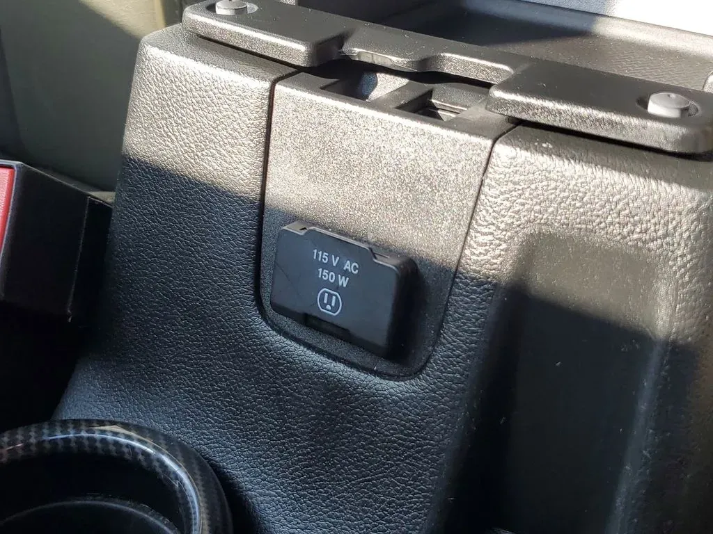 2017 Bright White Clearcoat /Dark Olive/Black Jeep Wrangler Sahara (1C4HJWEG6HL) with an V6, 3.6L engine, 6-speed automatic transmission, located at 6064 Gull Rd, Kalamazoo, MI, 49048, (269) 222-0088, 42.328388, -85.512924 - ### Experience Adventure with the 2017 Jeep Wrangler Unlimited Sahara 4WD at AutoMaxx - Kalamazoo!<br /> <br /> Are you ready to take your adventures off the beaten path? Whether you're a weekend warrior looking for thrilling road trips or a growing family seeking the perfect SUV for all your escapa - Photo#24