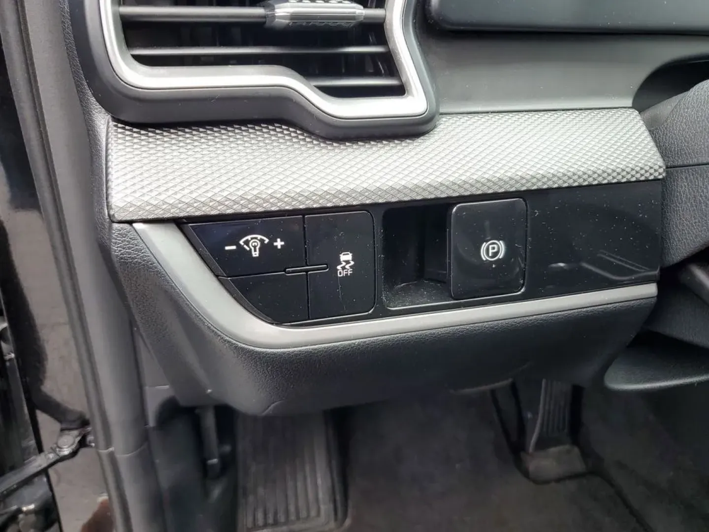 2024 Fusion Black /BLACK Kia Sportage LX (KNDPUCDFXR7) with an 4 Cyl, 2.5L engine, 8-speed automatic transmission, located at 6064 Gull Rd, Kalamazoo, MI, 49048, (269) 222-0088, 42.328388, -85.512924 - Discover the perfect blend of style, performance, and technology with this pre-owned 2024 Kia Sportage LX featuring AWD. This versatile SUV is equipped with a robust 4-cylinder, 2.5L engine, ensuring a dynamic driving experience coupled with impressive fuel efficiency. The Kia Sportage LX is designe - Photo#14
