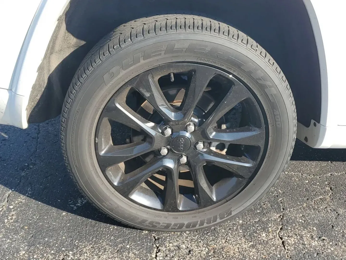 2021 WHITE /Black Jeep Grand Cherokee LAREDO X (1C4RJFAG0MC) with an V6, 3.6L engine, Automatic transmission, located at 6064 Gull Rd, Kalamazoo, MI, 49048, (269) 222-0088, 42.328388, -85.512924 - <b>Summary</b><br>Power Moonroof<br><br><b>Vehicle Details</b><br>Discover the exceptional blend of performance and comfort with this 2021 Jeep Grand Cherokee Laredo X. This versatile SUV is equipped with a robust V6, 3.6L engine, paired with a reliable 4WD system, ensuring a smooth and confident dr - Photo#5