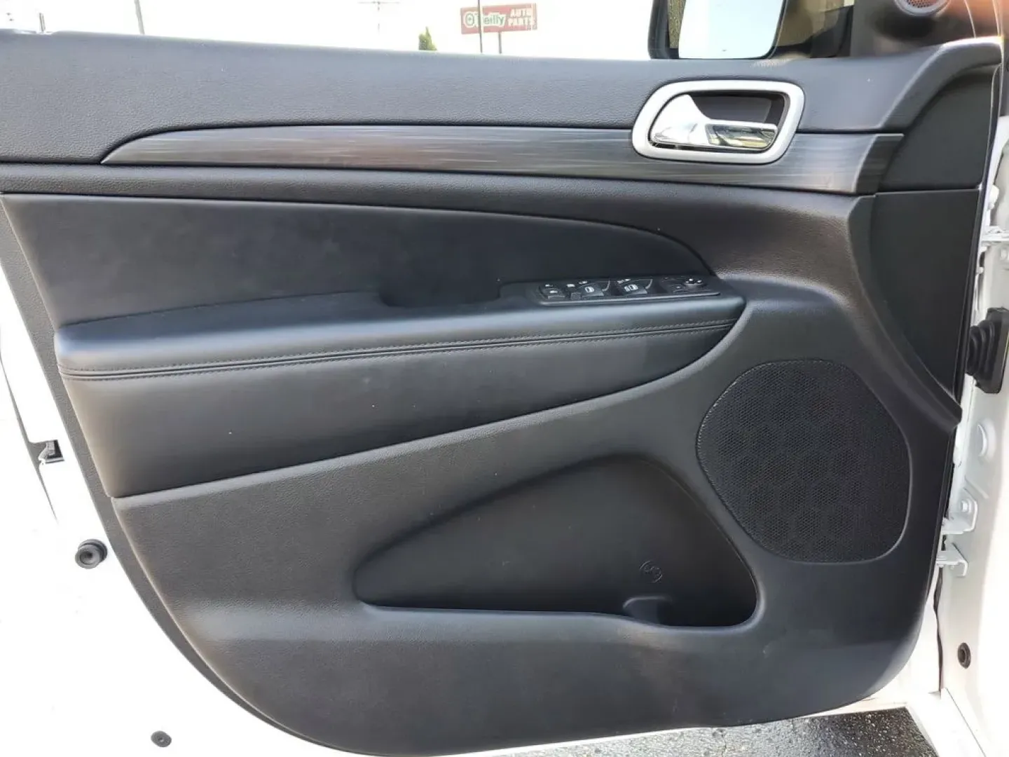 2021 WHITE /Black Jeep Grand Cherokee LAREDO X (1C4RJFAG0MC) with an V6, 3.6L engine, Automatic transmission, located at 6064 Gull Rd, Kalamazoo, MI, 49048, (269) 222-0088, 42.328388, -85.512924 - <b>Summary</b><br>Power Moonroof<br><br><b>Vehicle Details</b><br>Discover the exceptional blend of performance and comfort with this 2021 Jeep Grand Cherokee Laredo X. This versatile SUV is equipped with a robust V6, 3.6L engine, paired with a reliable 4WD system, ensuring a smooth and confident dr - Photo#12