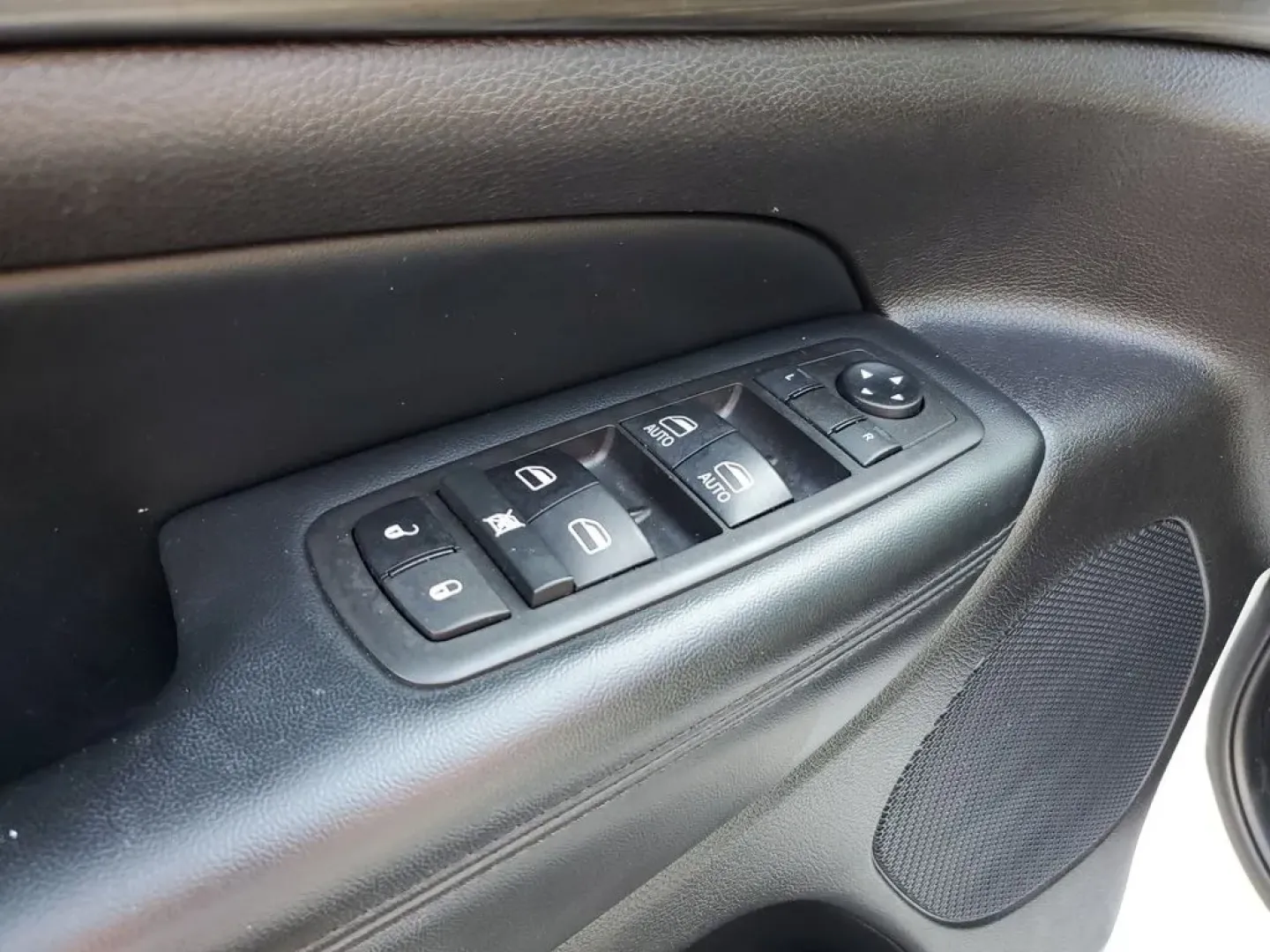 2021 WHITE /Black Jeep Grand Cherokee LAREDO X (1C4RJFAG0MC) with an V6, 3.6L engine, Automatic transmission, located at 6064 Gull Rd, Kalamazoo, MI, 49048, (269) 222-0088, 42.328388, -85.512924 - <b>Summary</b><br>Power Moonroof<br><br><b>Vehicle Details</b><br>Discover the exceptional blend of performance and comfort with this 2021 Jeep Grand Cherokee Laredo X. This versatile SUV is equipped with a robust V6, 3.6L engine, paired with a reliable 4WD system, ensuring a smooth and confident dr - Photo#13