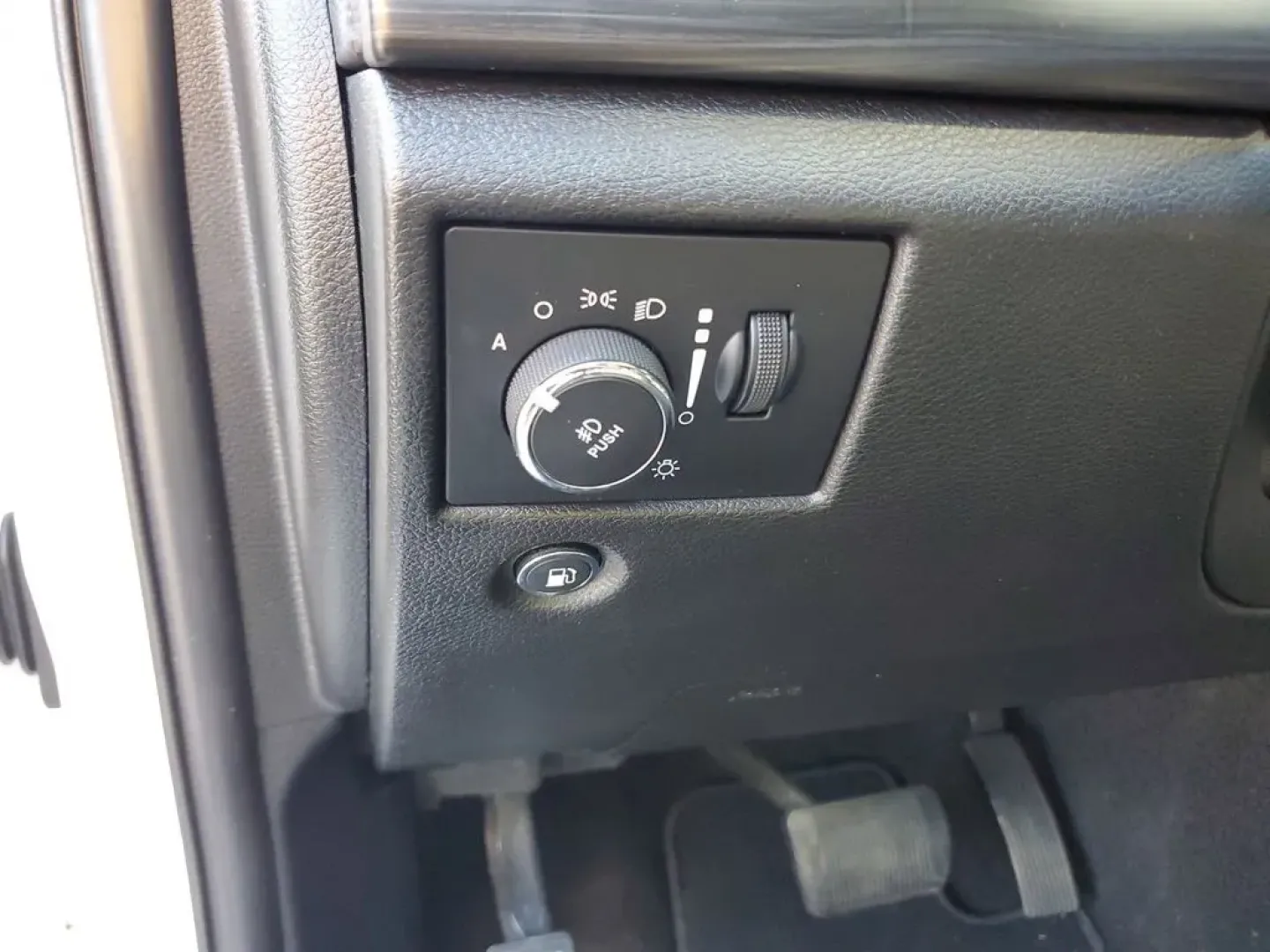 2021 WHITE /Black Jeep Grand Cherokee LAREDO X (1C4RJFAG0MC) with an V6, 3.6L engine, Automatic transmission, located at 6064 Gull Rd, Kalamazoo, MI, 49048, (269) 222-0088, 42.328388, -85.512924 - <b>Summary</b><br>Power Moonroof<br><br><b>Vehicle Details</b><br>Discover the exceptional blend of performance and comfort with this 2021 Jeep Grand Cherokee Laredo X. This versatile SUV is equipped with a robust V6, 3.6L engine, paired with a reliable 4WD system, ensuring a smooth and confident dr - Photo#17