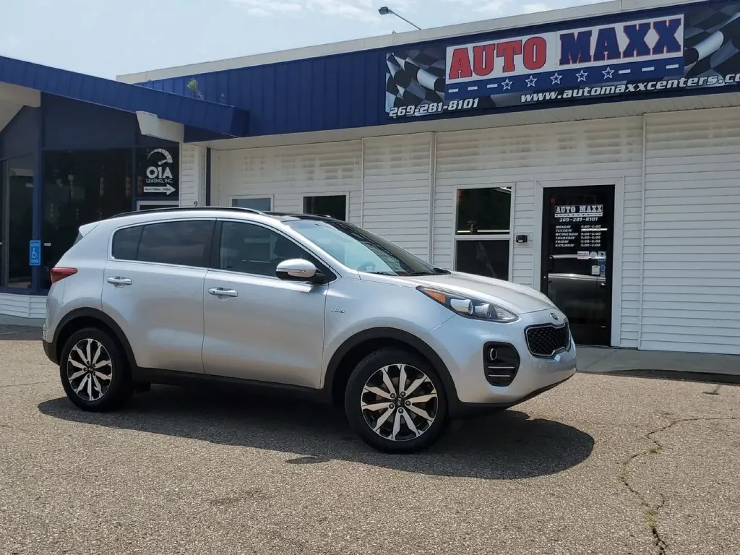2018 Sparkling Silver /Black Kia Sportage EX (KNDPNCAC2J7) with an 4 Cyl, 2.4L engine, 6-speed automatic transmission, located at 6064 Gull Rd, Kalamazoo, MI, 49048, (269) 222-0088, 42.328388, -85.512924 - Are you ready to elevate your daily commute or embark on unforgettable weekend adventures? Look no further than this stunning 2018 Kia Sportage EX AWD, now available at AutoMaxx - Battle Creek. Located at 234 Columbia Ave, Battle Creek, MI 49015, we specialize in quality pre-owned vehicles that cate - Photo#1