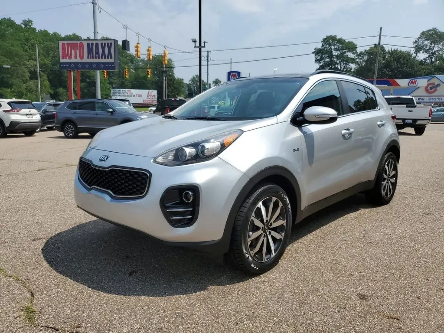 2018 Sparkling Silver /Black Kia Sportage EX (KNDPNCAC2J7) with an 4 Cyl, 2.4L engine, 6-speed automatic transmission, located at 6064 Gull Rd, Kalamazoo, MI, 49048, (269) 222-0088, 42.328388, -85.512924 - Are you ready to elevate your daily commute or embark on unforgettable weekend adventures? Look no further than this stunning 2018 Kia Sportage EX AWD, now available at AutoMaxx - Battle Creek. Located at 234 Columbia Ave, Battle Creek, MI 49015, we specialize in quality pre-owned vehicles that cate - Photo#2