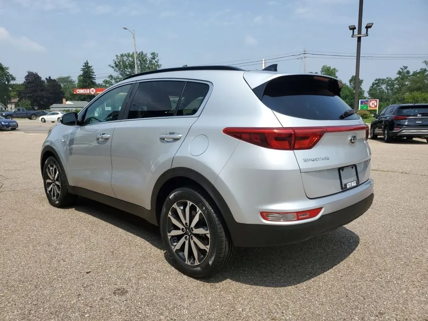 2018 Sparkling Silver /Black Kia Sportage EX (KNDPNCAC2J7) with an 4 Cyl, 2.4L engine, 6-speed automatic transmission, located at 6064 Gull Rd, Kalamazoo, MI, 49048, (269) 222-0088, 42.328388, -85.512924 - Are you ready to elevate your daily commute or embark on unforgettable weekend adventures? Look no further than this stunning 2018 Kia Sportage EX AWD, now available at AutoMaxx - Battle Creek. Located at 234 Columbia Ave, Battle Creek, MI 49015, we specialize in quality pre-owned vehicles that cate - Photo#3