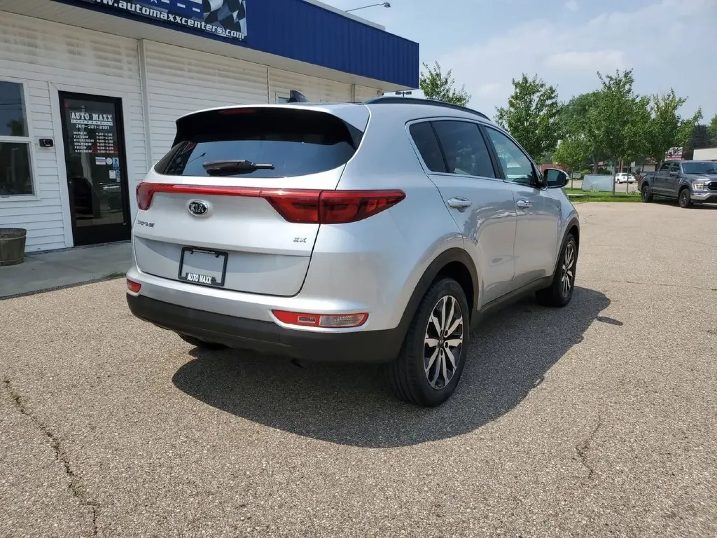 2018 Sparkling Silver /Black Kia Sportage EX (KNDPNCAC2J7) with an 4 Cyl, 2.4L engine, 6-speed automatic transmission, located at 6064 Gull Rd, Kalamazoo, MI, 49048, (269) 222-0088, 42.328388, -85.512924 - Are you ready to elevate your daily commute or embark on unforgettable weekend adventures? Look no further than this stunning 2018 Kia Sportage EX AWD, now available at AutoMaxx - Battle Creek. Located at 234 Columbia Ave, Battle Creek, MI 49015, we specialize in quality pre-owned vehicles that cate - Photo#4