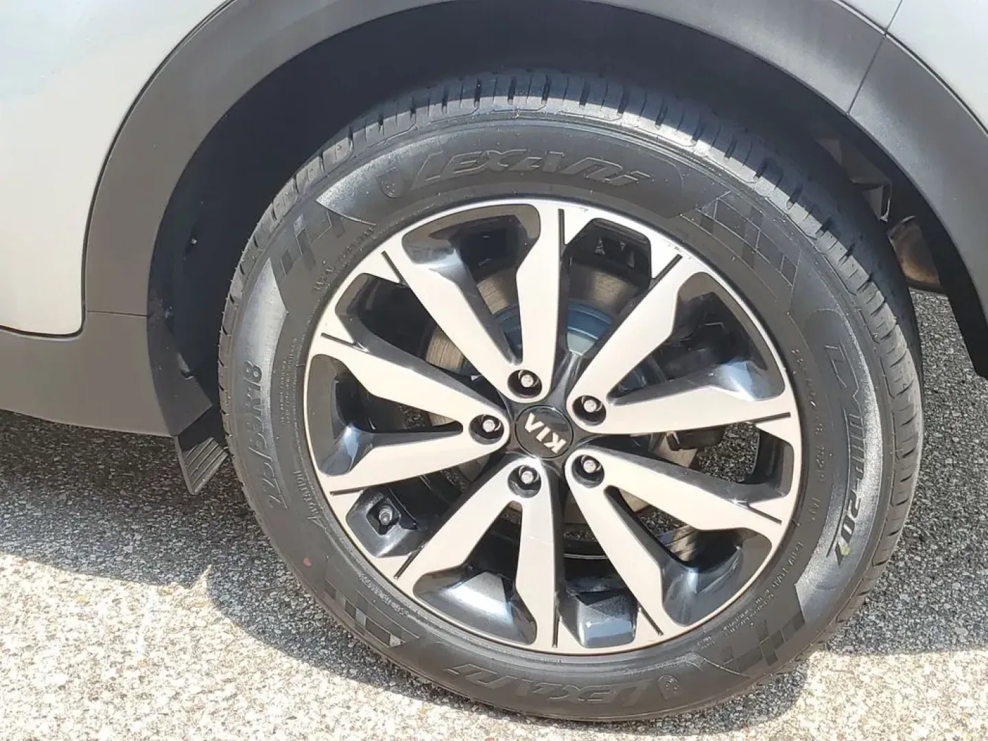 2018 Sparkling Silver /Black Kia Sportage EX (KNDPNCAC2J7) with an 4 Cyl, 2.4L engine, 6-speed automatic transmission, located at 6064 Gull Rd, Kalamazoo, MI, 49048, (269) 222-0088, 42.328388, -85.512924 - Are you ready to elevate your daily commute or embark on unforgettable weekend adventures? Look no further than this stunning 2018 Kia Sportage EX AWD, now available at AutoMaxx - Battle Creek. Located at 234 Columbia Ave, Battle Creek, MI 49015, we specialize in quality pre-owned vehicles that cate - Photo#5