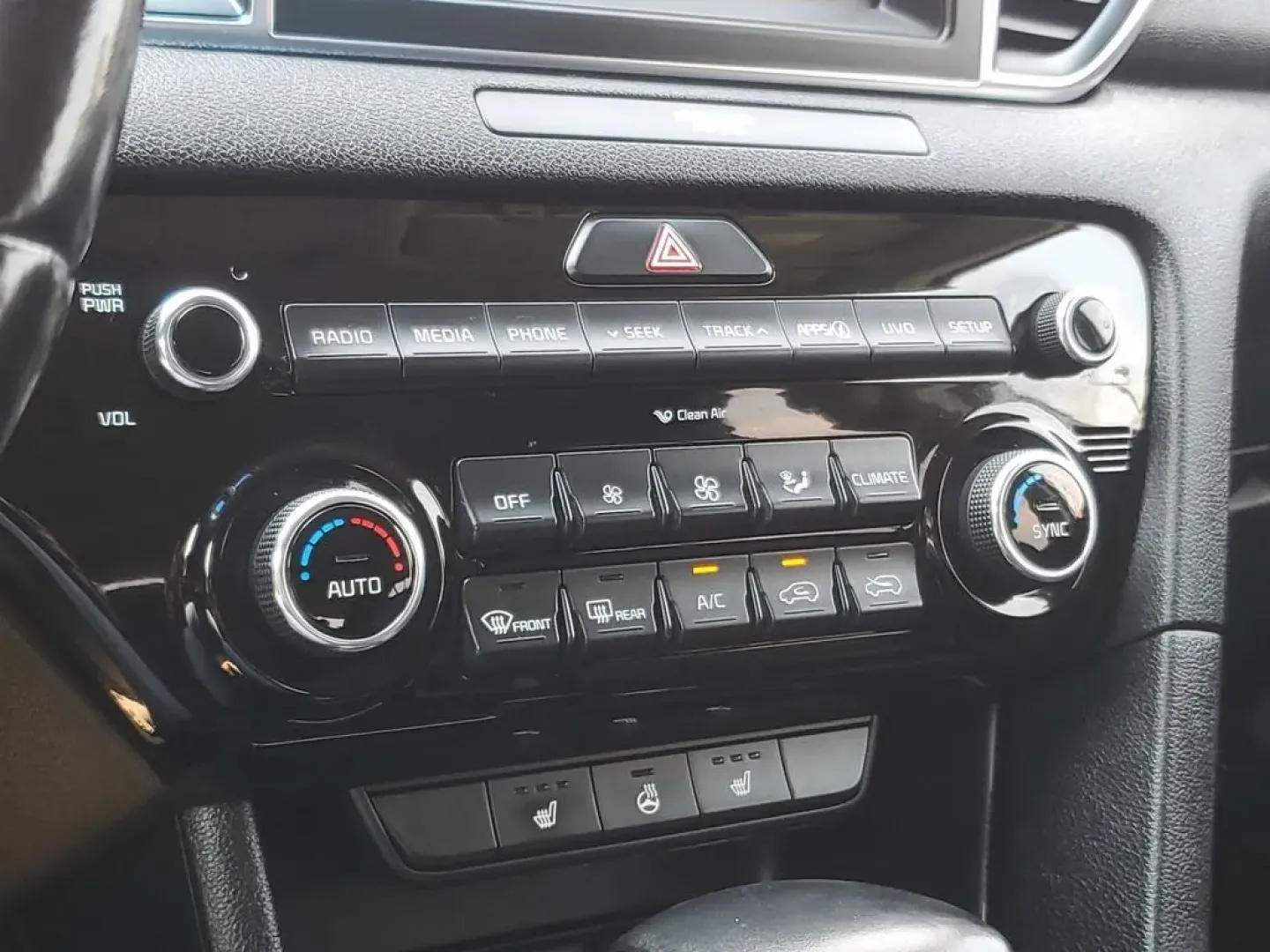 2018 Sparkling Silver /Black Kia Sportage EX (KNDPNCAC2J7) with an 4 Cyl, 2.4L engine, 6-speed automatic transmission, located at 6064 Gull Rd, Kalamazoo, MI, 49048, (269) 222-0088, 42.328388, -85.512924 - Are you ready to elevate your daily commute or embark on unforgettable weekend adventures? Look no further than this stunning 2018 Kia Sportage EX AWD, now available at AutoMaxx - Battle Creek. Located at 234 Columbia Ave, Battle Creek, MI 49015, we specialize in quality pre-owned vehicles that cate - Photo#20