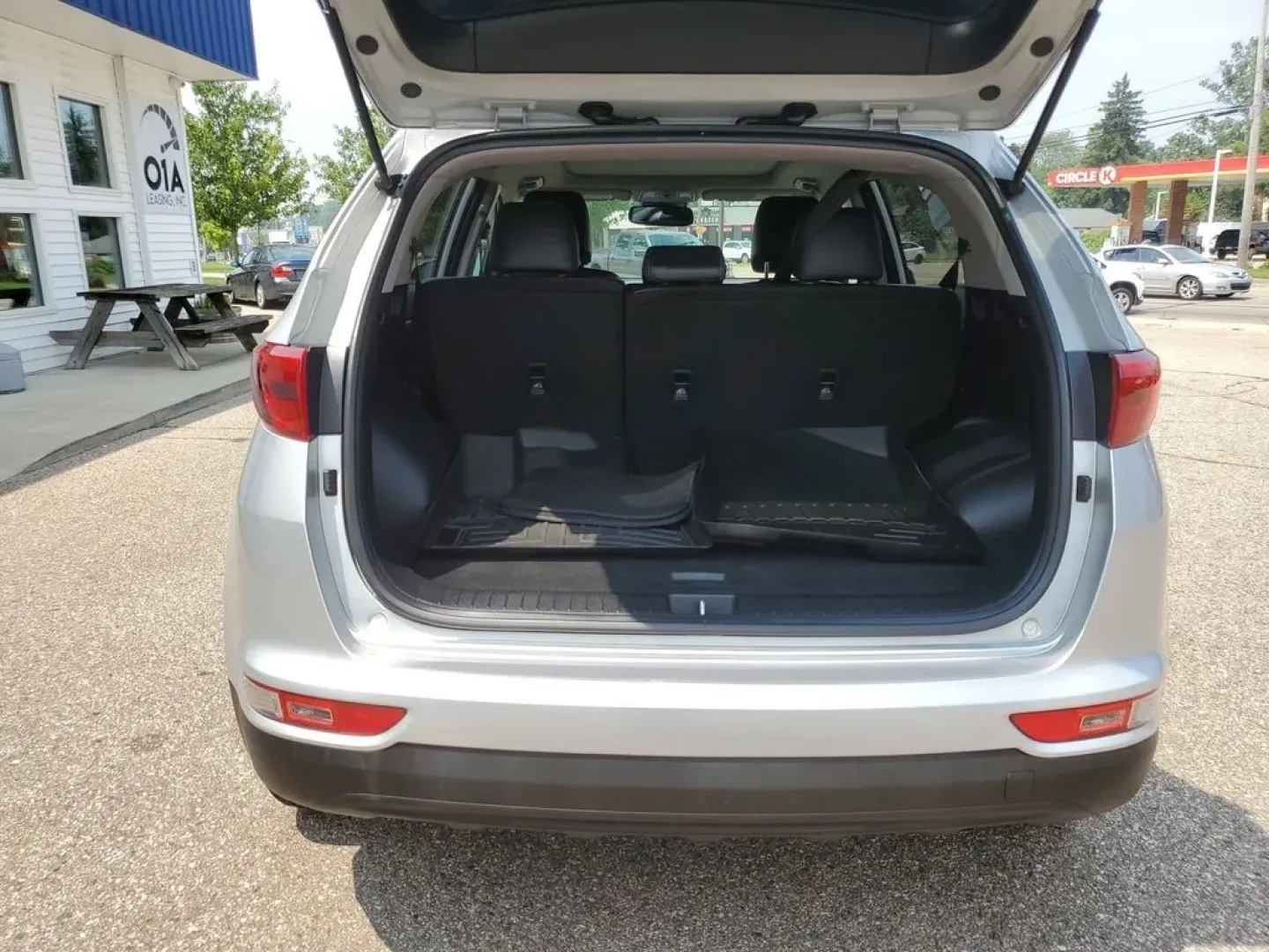 2018 Sparkling Silver /Black Kia Sportage EX (KNDPNCAC2J7) with an 4 Cyl, 2.4L engine, 6-speed automatic transmission, located at 6064 Gull Rd, Kalamazoo, MI, 49048, (269) 222-0088, 42.328388, -85.512924 - Are you ready to elevate your daily commute or embark on unforgettable weekend adventures? Look no further than this stunning 2018 Kia Sportage EX AWD, now available at AutoMaxx - Battle Creek. Located at 234 Columbia Ave, Battle Creek, MI 49015, we specialize in quality pre-owned vehicles that cate - Photo#30