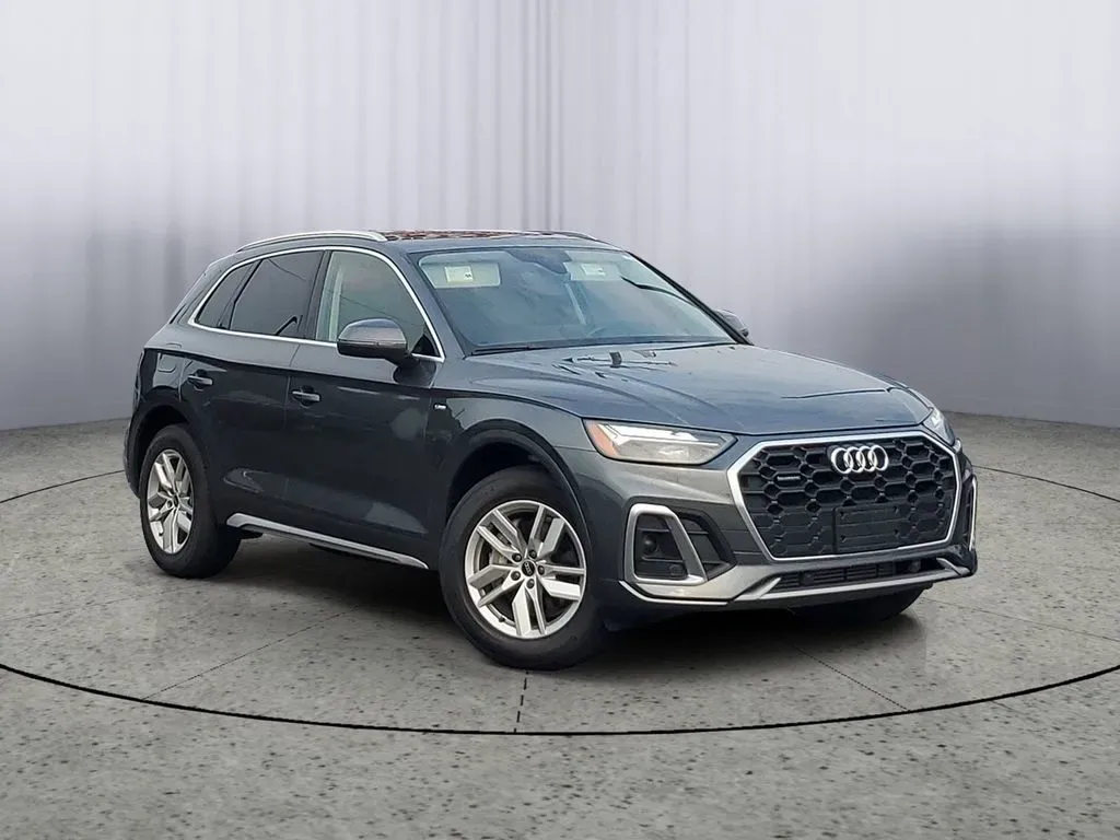 2023 Daytona Gray Pearl Effect /Black Audi Q5 S line Premium (WA1GAAFY6P2) with an 4 Cyl, 2.0L engine, 7-speed auto-shift manual transmission, located at 6064 Gull Rd, Kalamazoo, MI, 49048, (269) 222-0088, 42.328388, -85.512924 - **Elevate Your Daily Drive with the 2023 Audi Q5 at AutoMaxx Kalamazoo!**<br /> <br /> Are you searching for a vehicle that effortlessly combines style, performance, and versatility? Look no further than the stunning 2023 Audi Q5, now available at AutoMaxx, your trusted pre-owned dealership located - Photo#1